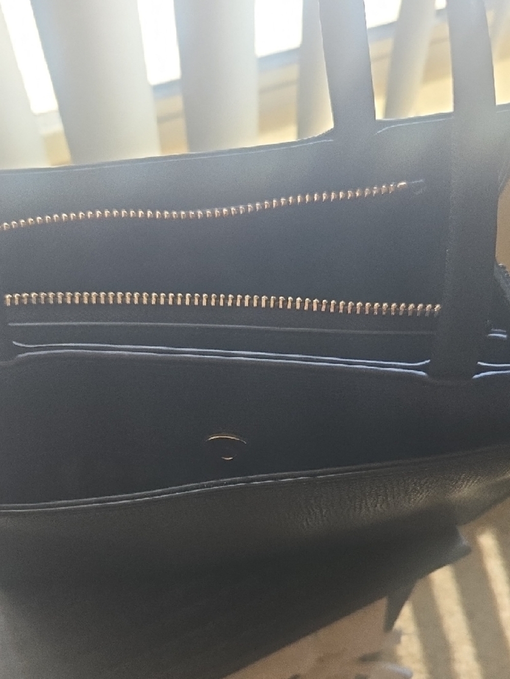 💥🔥👜👛Karl Lagerfeld Black Tote with Gold Charm Chain Accents - Picture 3 of 5